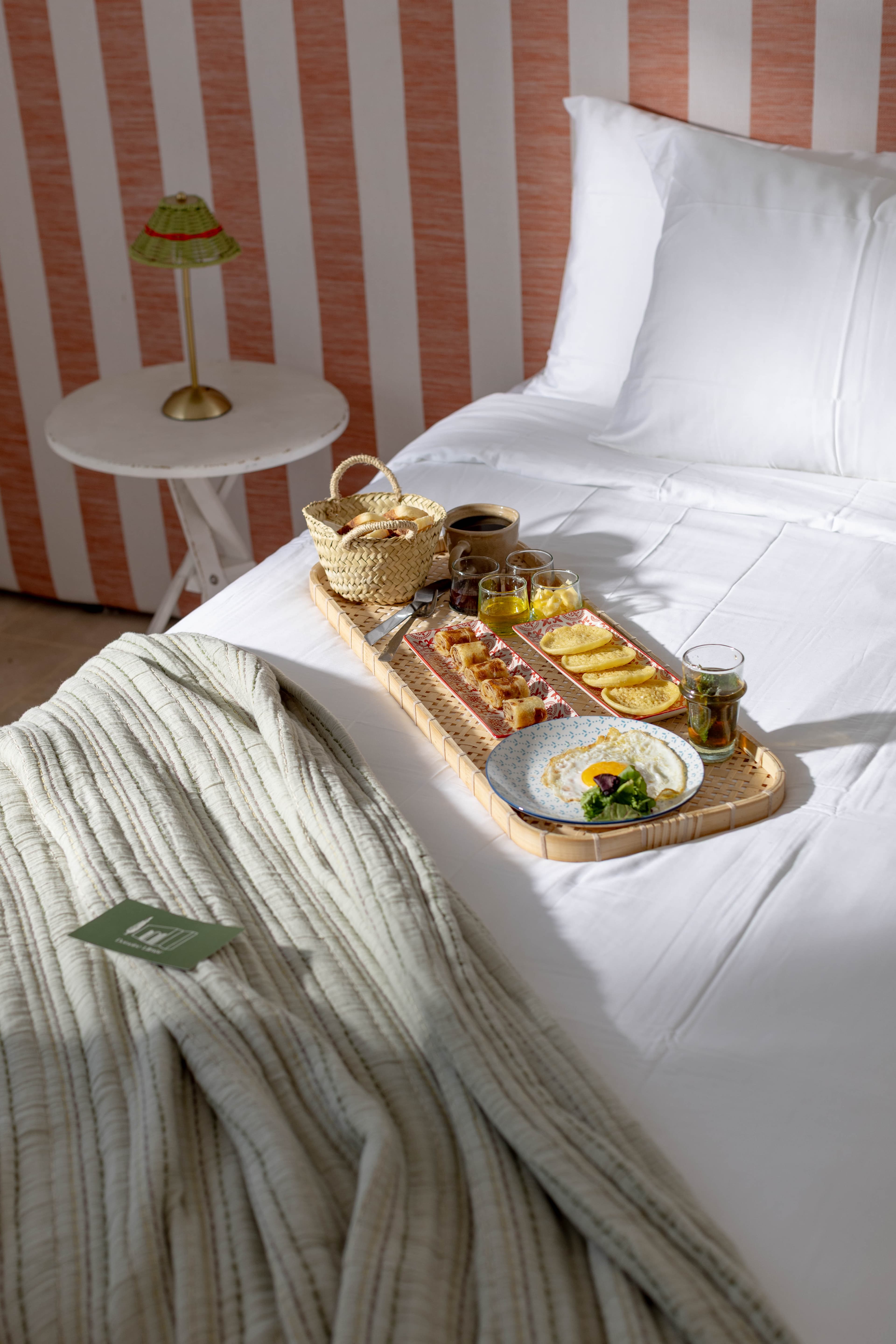 Petit déjeuner marocain servi au lit dans la chambre aux rayures corail