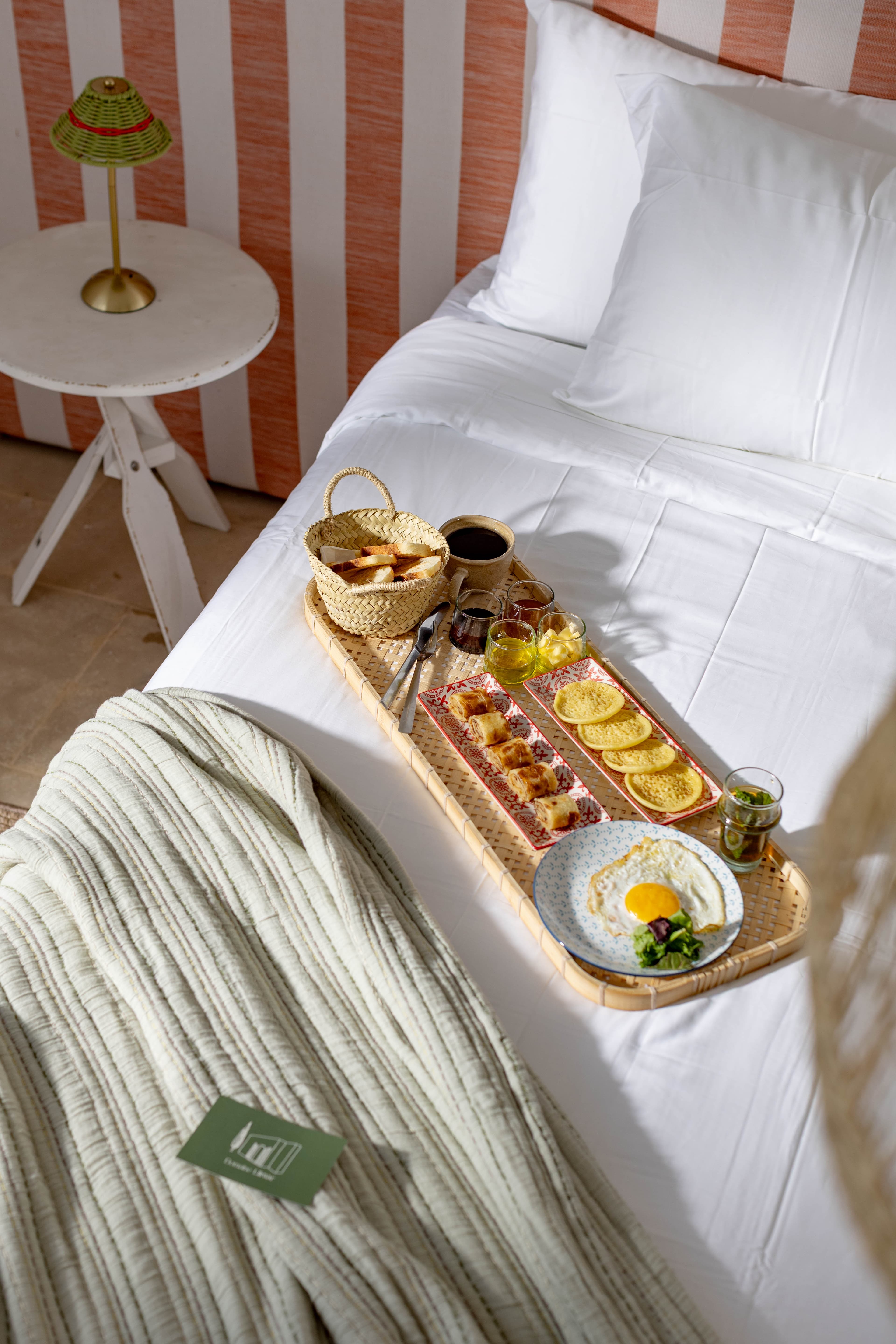 Petit déjeuner marocain servi au lit, msemen et thé à la menthe sur plateau tressé