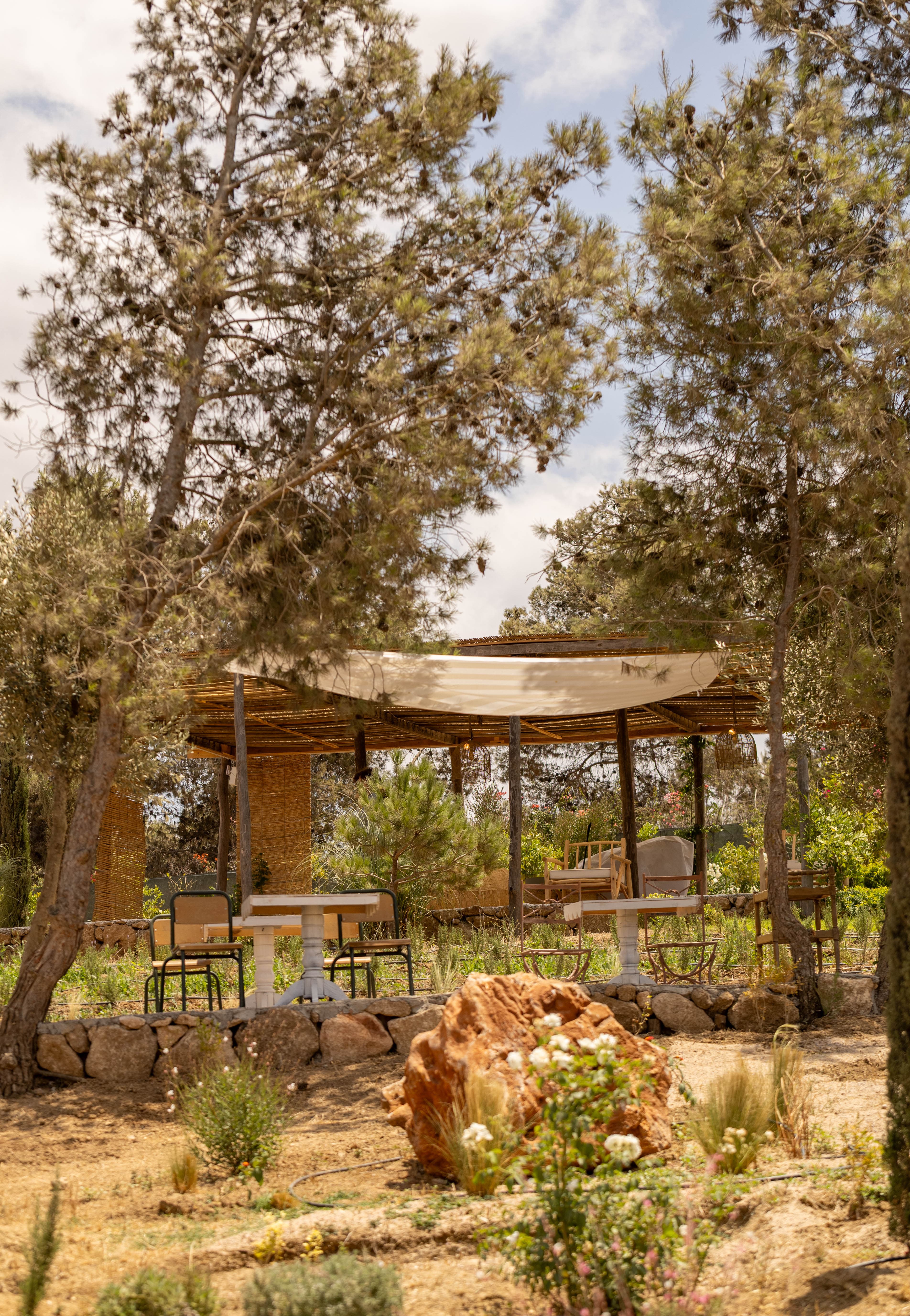 La pergola en canisse au milieu du jardin, prête pour la séance du matin