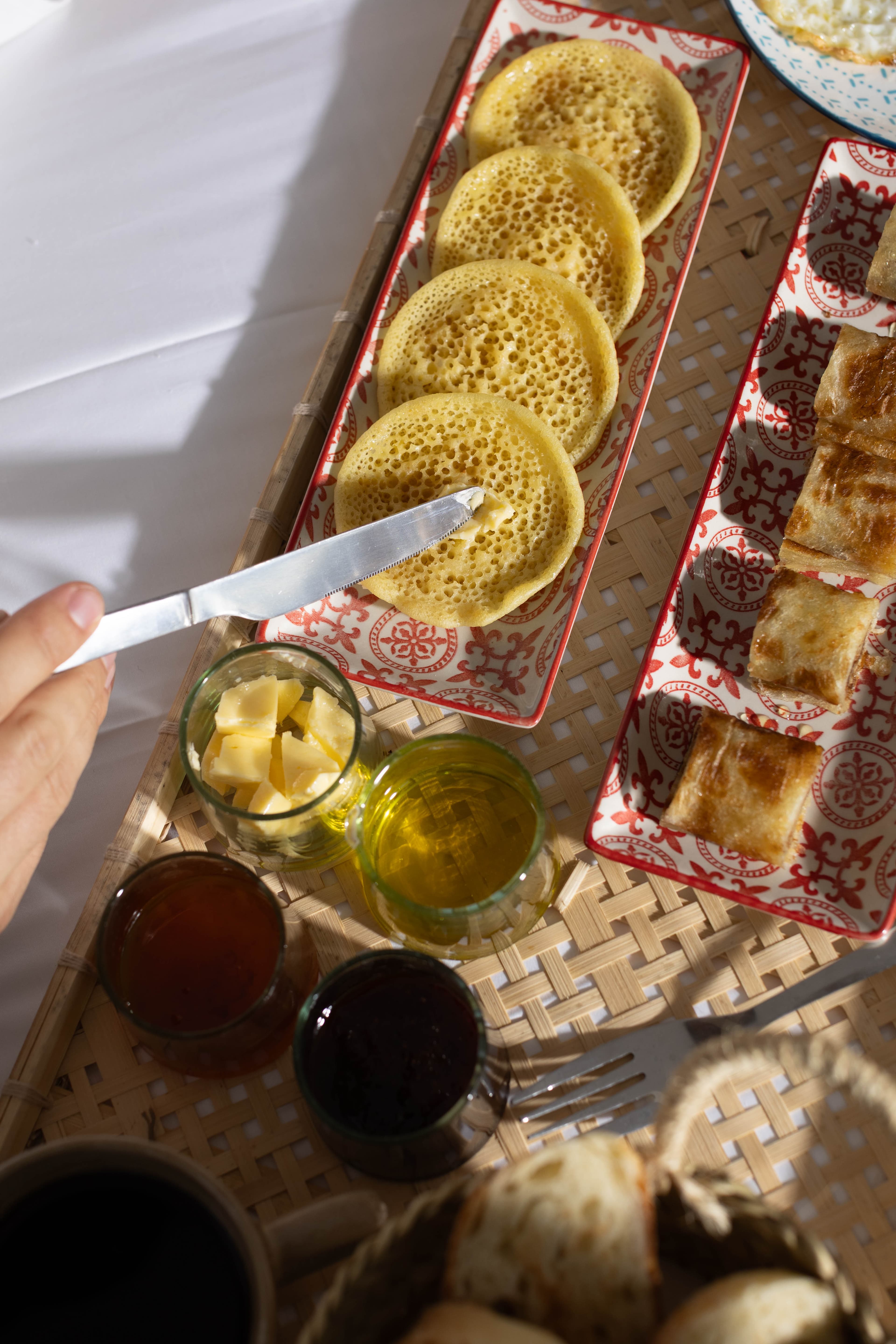 Petit déjeuner vu du ciel : baghrir, msemen, miel, huile d'olive et confitures