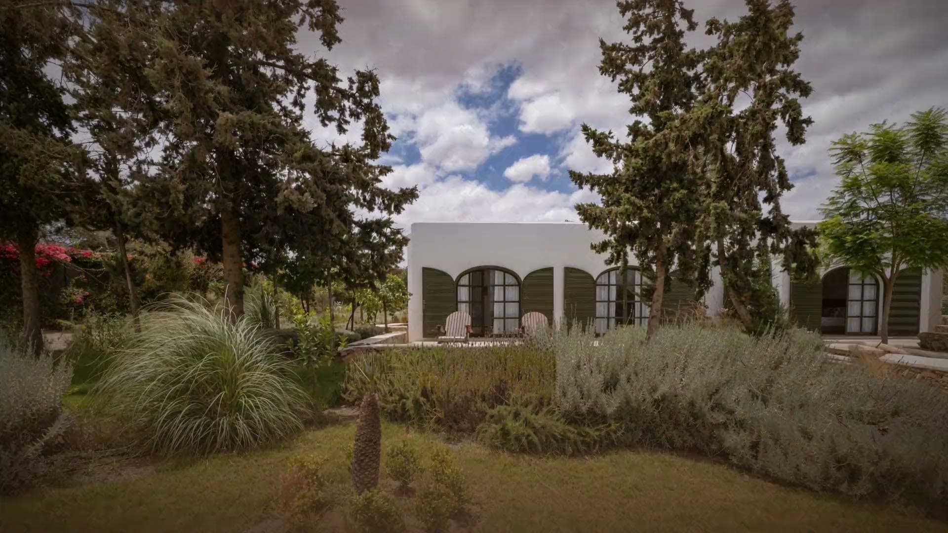 Le Domaine de Lilmar en mouvement : le jardin, les lits à baldaquin, une chambre, la table, la piscine et la salle d'eau